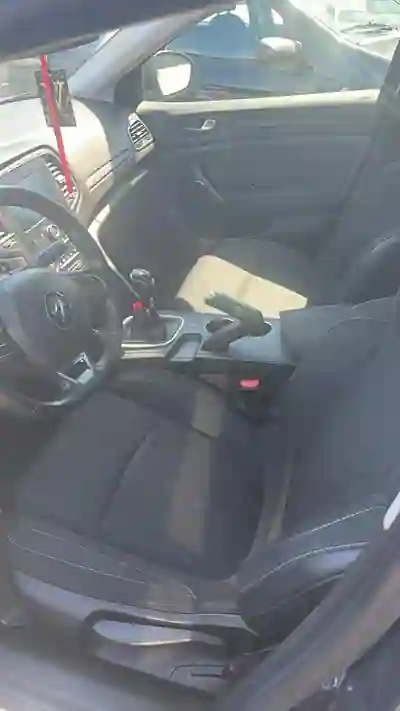 Renault Mégane 2020 - 11500 EUR, 172000 km - AUTO.MOTO.pt - 172000km - foto 5 de 8