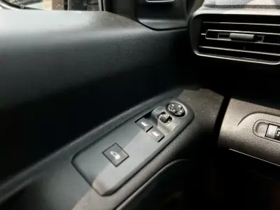 Peugeot Partner 1.5 BlueHdi L1 102Cv | CARPLAY | IVA DEDUTÍVEL 2023 - 17950 EUR, 53000 km - AUTO.MOTO.pt - 53000km - foto 15 de 21