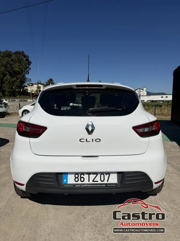 Renault Clio 2017 - 10500 EUR, 130579 km - AUTO.MOTO.pt - 130579km - foto 5 de 9