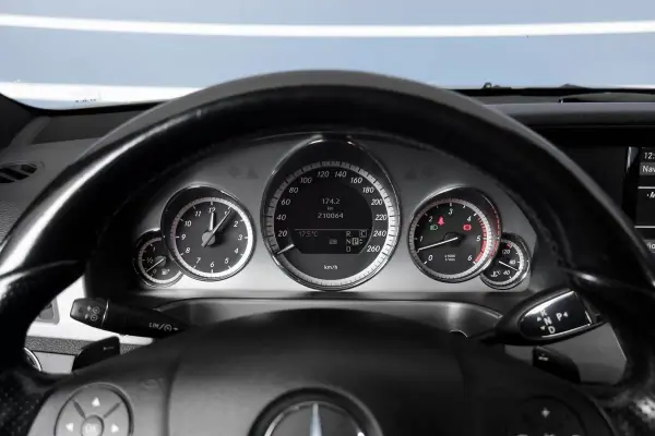 Mercedes-Benz E 350 2010 - 19500 EUR, 210064 km - AUTO.MOTO.pt - 210064km - foto 8 de 16