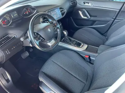 Peugeot 308 2019 - 11900 EUR, 181000 km - AUTO.MOTO.pt - 181000km - foto 8 de 13