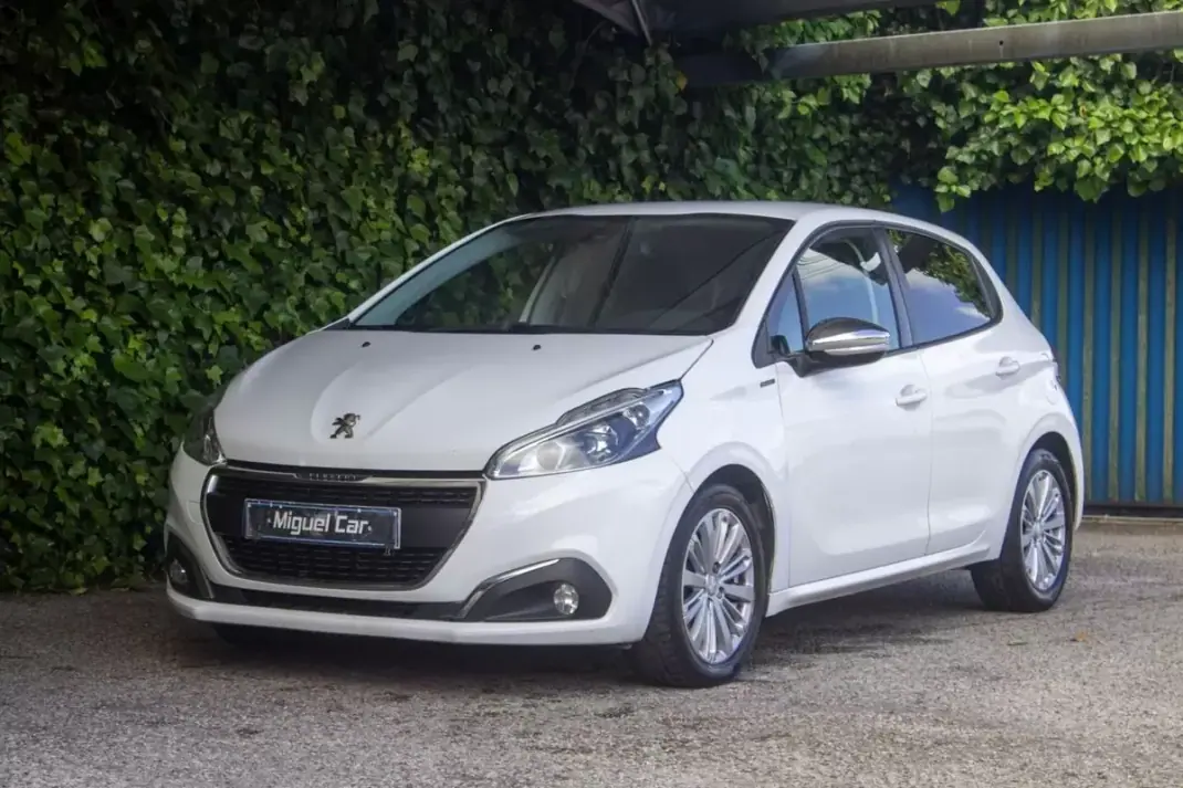 Peugeot 208 2019 - 11900 EUR, 130000 km - AUTO.MOTO.pt - 130000km - foto 3 de 16