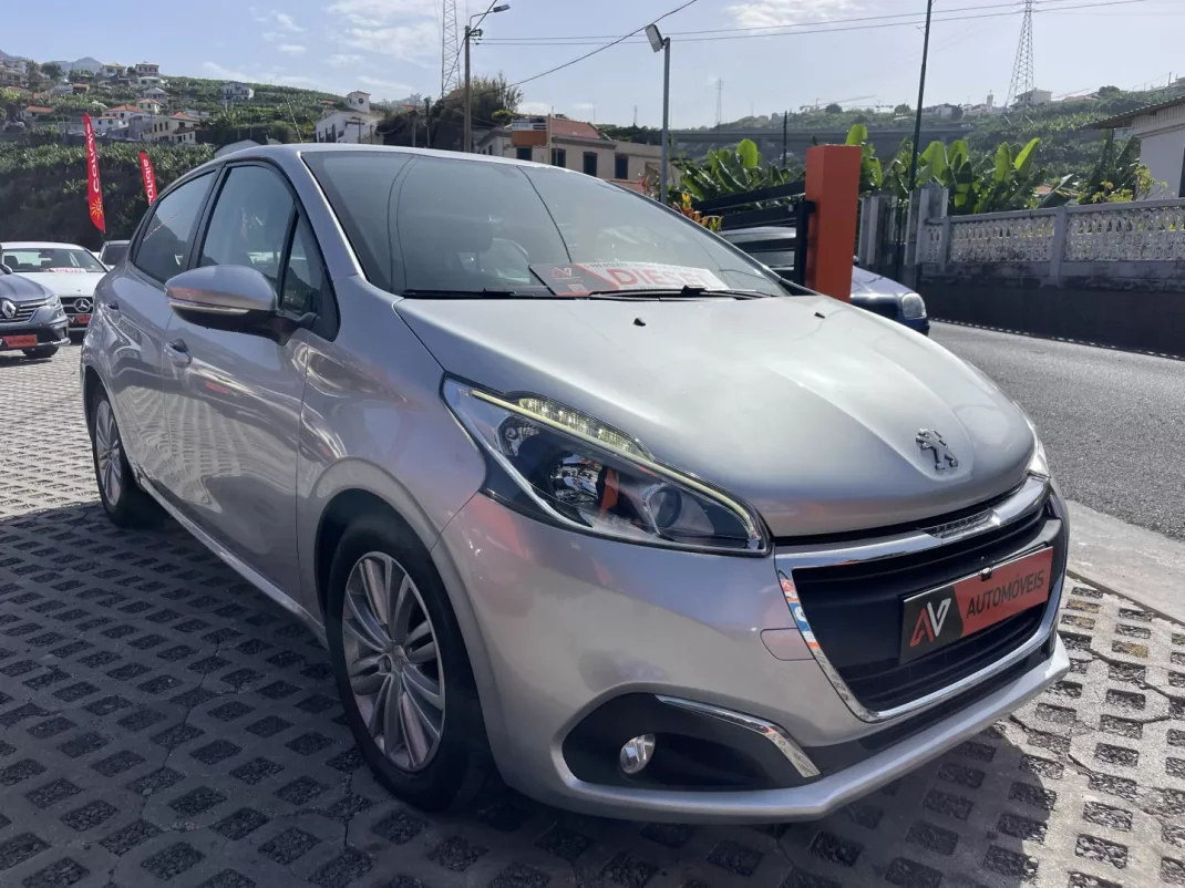 Peugeot 208 2016 - 13950 EUR, 129338 km - AUTO.MOTO.pt - 129338km - foto 1 de 12