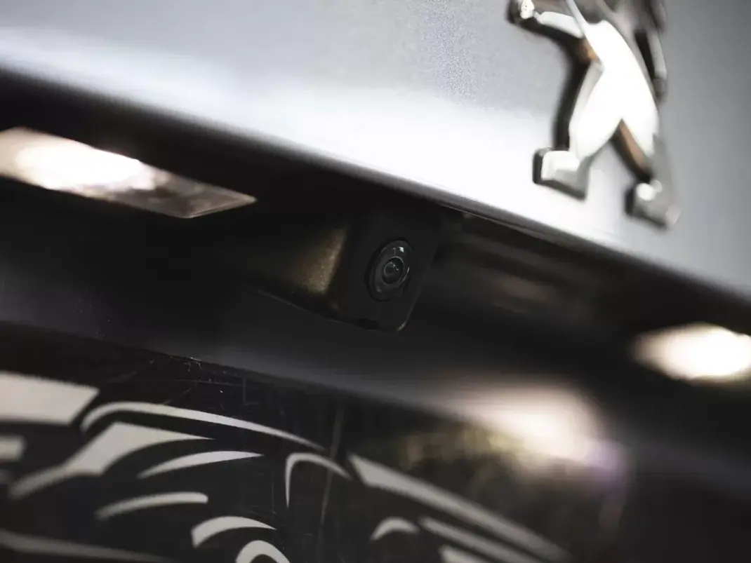 Peugeot e-2008 2023 - 20750 EUR, 50011 km - AUTO.MOTO.pt - 50011km - foto 13 de 21