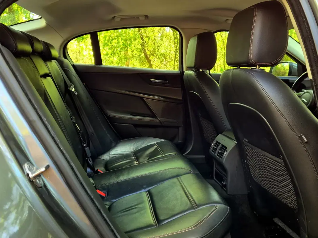 Jaguar XE 2015 - 14250 EUR, 184000 km - AUTO.MOTO.pt - 184000km - foto 14 de 23