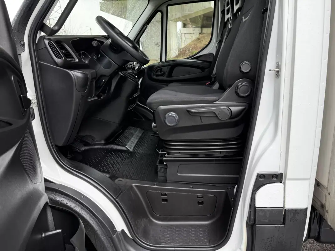 Iveco DAILY 35-140 CONTENTOR E PLATAFORMA 2020 - 28490 EUR, 91000 km - AUTO.MOTO.pt - 91000km - foto 17 de 34