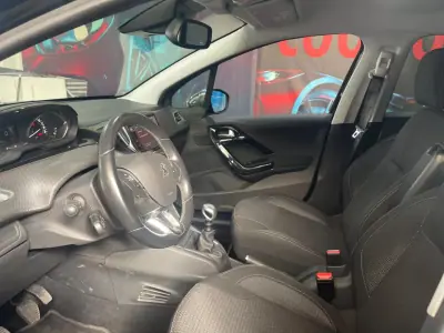 Peugeot 208 2018 - 8899 EUR, 106000 km - AUTO.MOTO.pt - 106000km - foto 25 de 42