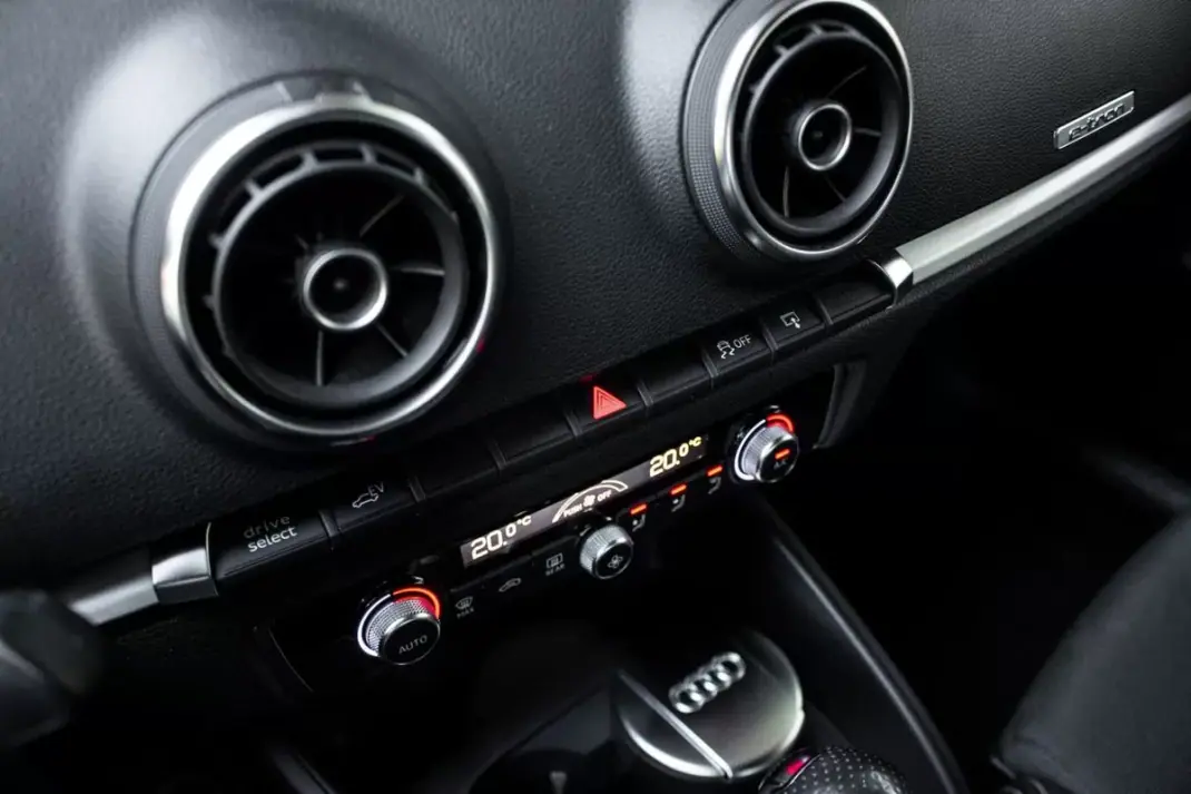 Audi A3 Sportback 2015 - 13490 EUR, 252393 km - AUTO.MOTO.pt - 252393km - foto 18 de 34