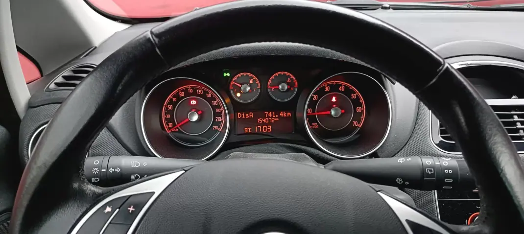 Fiat Punto 2018 - 8750 EUR, 154000 km - AUTO.MOTO.pt - 154000km - foto 4 de 18