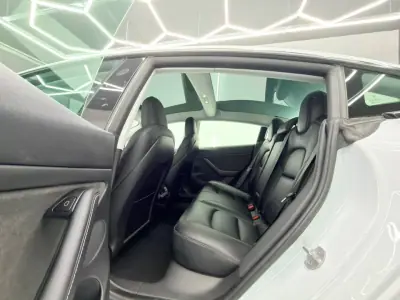 Tesla Model 3 2022 - 24999 EUR, 115000 km - AUTO.MOTO.pt - 115000km - foto 9 de 23