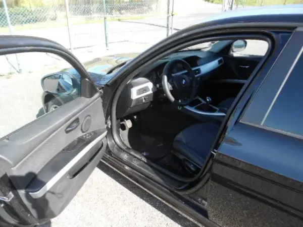 BMW 318 2011 - 9900 EUR, 318349 km - AUTO.MOTO.pt - 318349km - foto 9 de 13