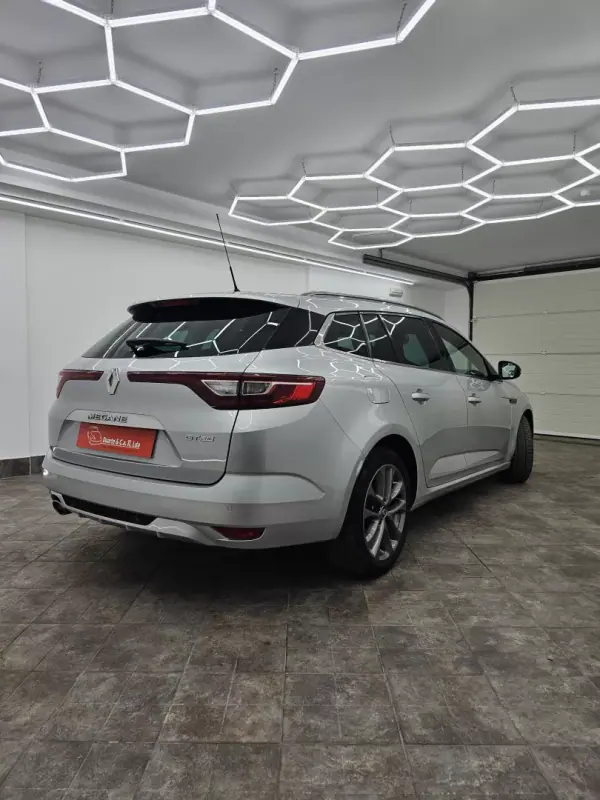 Renault Mégane Sport Tourer 2019 - 11950 EUR, 286730 km - AUTO.MOTO.pt - 286730km - foto 38 de 52