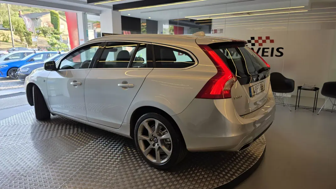 Volvo V60 2015 - 11900 EUR, 314478 km - AUTO.MOTO.pt - 314478km - foto 20 de 60