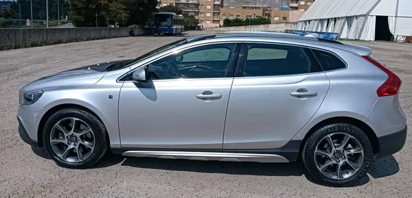 Volvo V40 Cross Country 2016 - 11000 EUR, 220000 km - AUTO.MOTO.pt - 220000km - foto 9 de 13