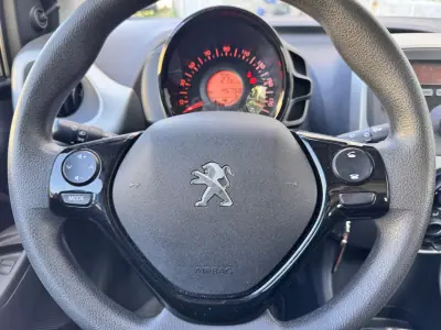 Peugeot 108 2017 - 8900 EUR, 45759 km - AUTO.MOTO.pt - 45759km - foto 13 de 24