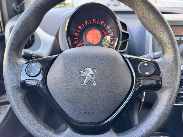 Peugeot 108 2017 - 8900 EUR, 45759 km - AUTO.MOTO.pt - 45759km - foto 13 de 24