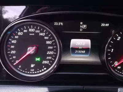 Mercedes-Benz E 220 2017 - 18500 EUR, 315048 km - AUTO.MOTO.pt - 315048km - foto 7 de 16