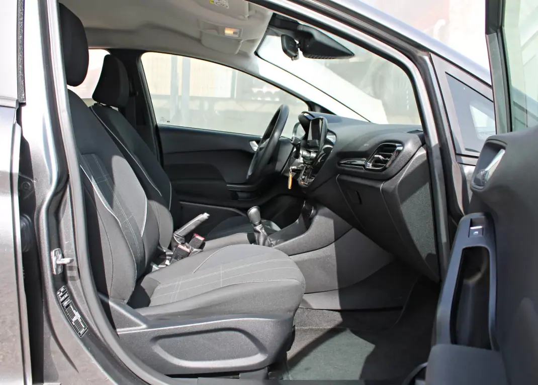Ford Fiesta 2018 - 9900 EUR, 101396 km - AUTO.MOTO.pt - 101396km - foto 14 de 26