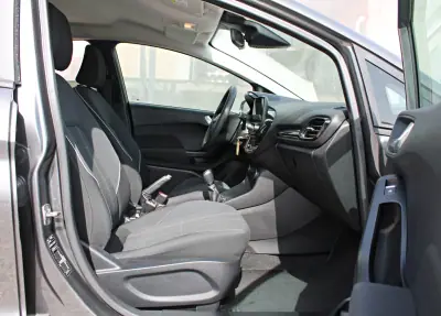 Ford Fiesta 2018 - 9900 EUR, 101396 km - AUTO.MOTO.pt - 101396km - foto 14 de 26
