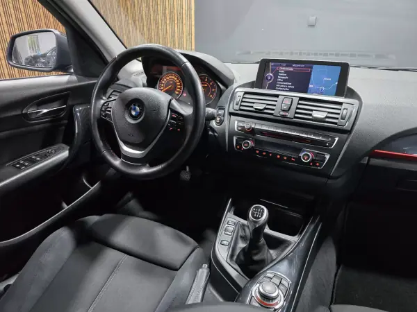BMW 118 2014 - 15900 EUR, 178000 km - AUTO.MOTO.pt - 178000km - foto 11 de 16