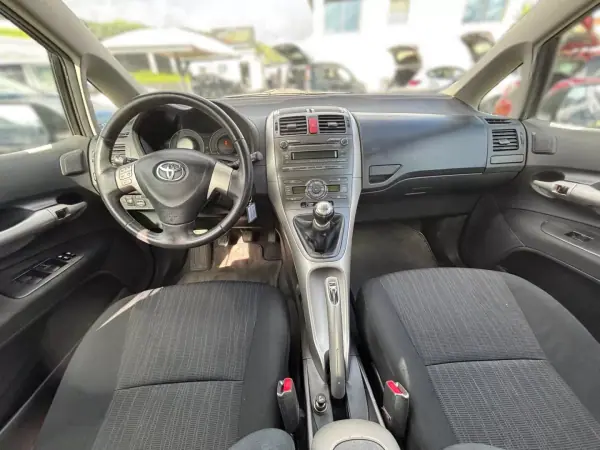 Toyota Auris 2008 - 11990 EUR, 148228 km - 148228km - foto 9 de 11