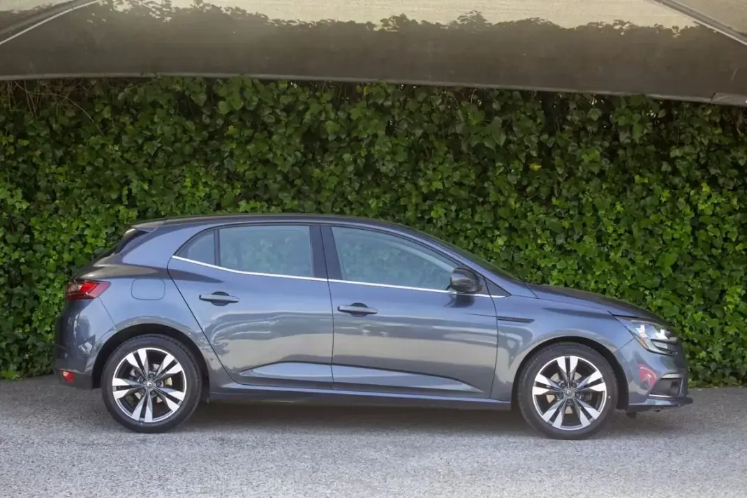 Renault Mégane 2018 - 13250 EUR, 161000 km - AUTO.MOTO.pt - 161000km - foto 6 de 17