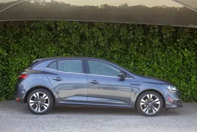 Renault Mégane 2018 - 13250 EUR, 161000 km - AUTO.MOTO.pt - 161000km - foto 6 de 17