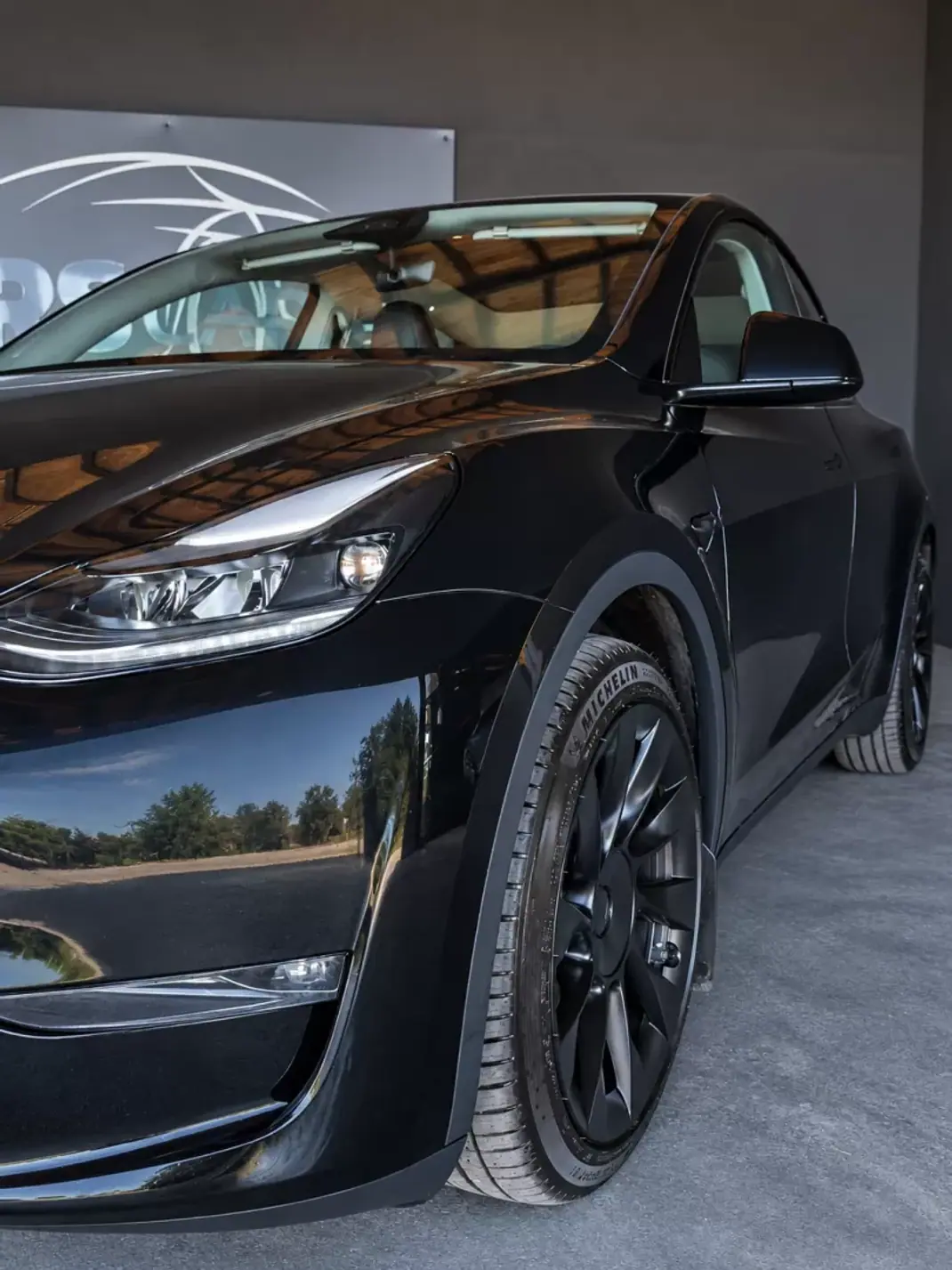 Tesla Model Y 2023 - 38490 EUR, 74953 km - 74953km - foto 4 de 25