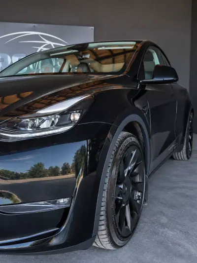 Tesla Model Y 2023 - 38490 EUR, 74953 km - 74953km - foto 4 de 25