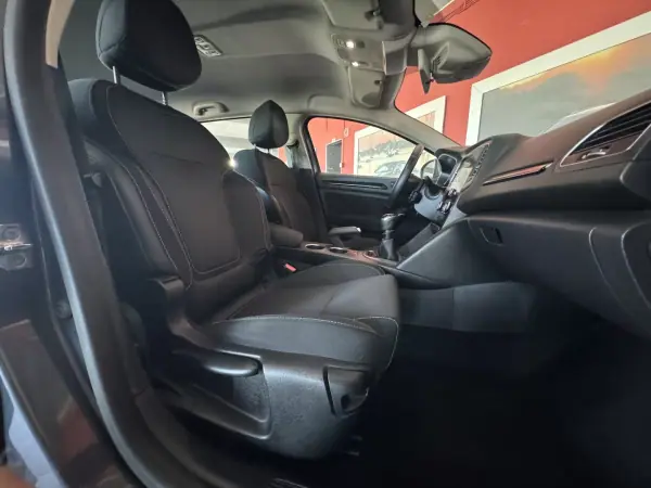 Renault Mégane 2017 - 11990 EUR, 180552 km - AUTO.MOTO.pt - 180552km - foto 11 de 18