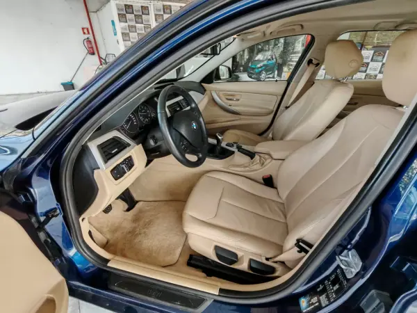 BMW 318 2019 - 22990 EUR, 82000 km - AUTO.MOTO.pt - 82000km - foto 9 de 11