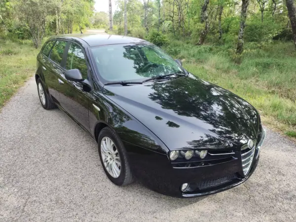 Alfa Romeo 159 Sportwagon 2010 - 7500 EUR, 267600 km - AUTO.MOTO.pt - 267600km - foto 4 de 17