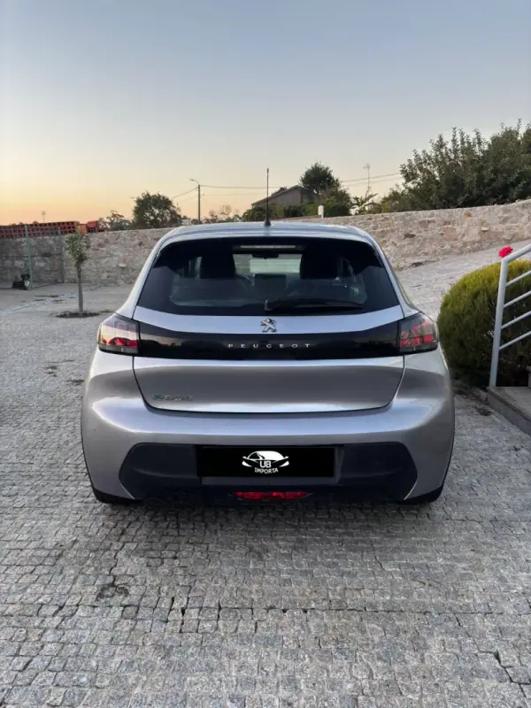 Peugeot e-208 2020 - 13400 EUR, 105000 km - AUTO.MOTO.pt - 105000km - foto 6 de 11