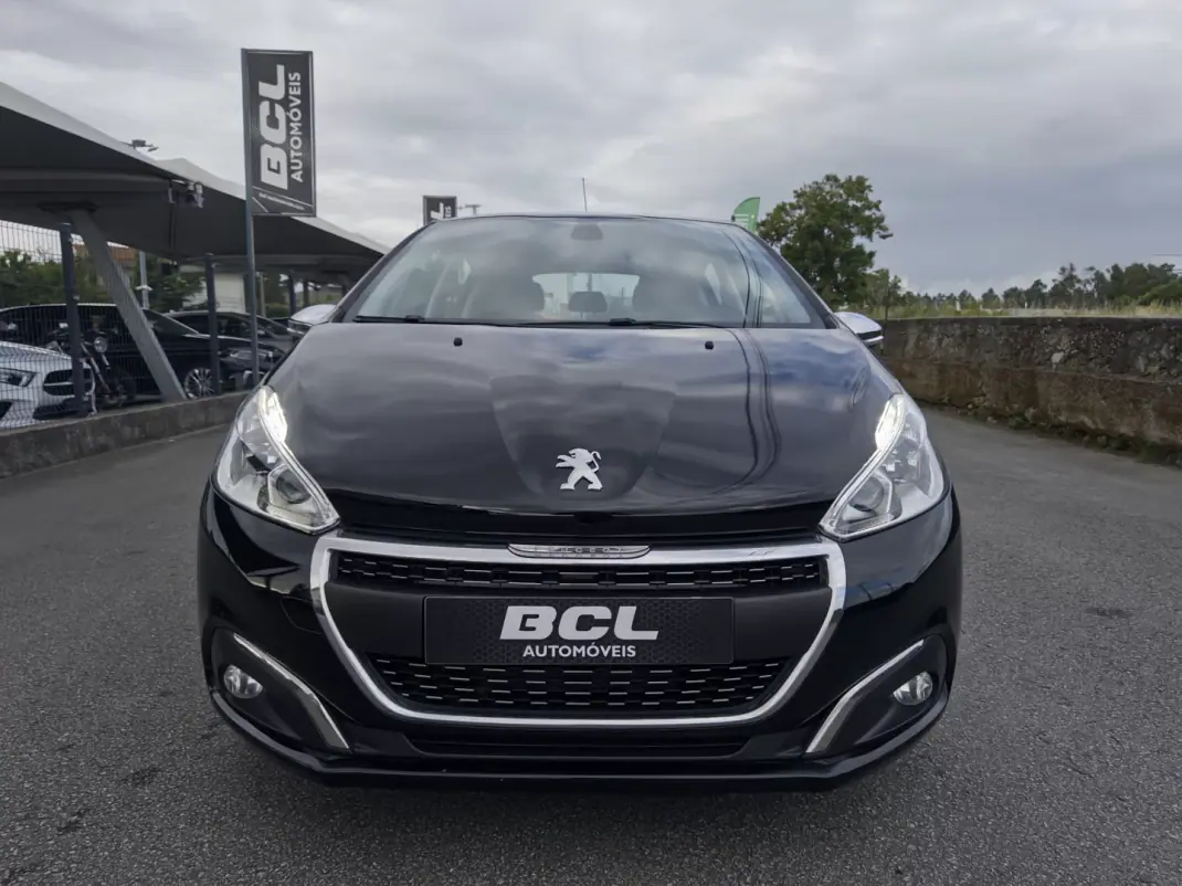 Peugeot 208 2018 - 10990 EUR, 181000 km - AUTO.MOTO.pt - 181000km - foto 2 de 38