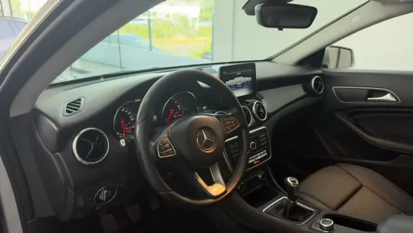 Mercedes-Benz CLA 180 2016 - 16990 EUR, 142457 km - AUTO.MOTO.pt - 142457km - foto 17 de 26