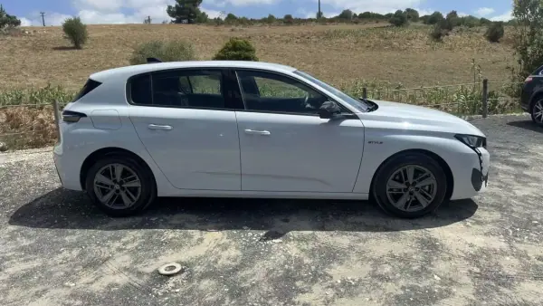 Peugeot 308 2025 - 23900 EUR, 26000 km - AUTO.MOTO.pt - 26000km - foto 4 de 18