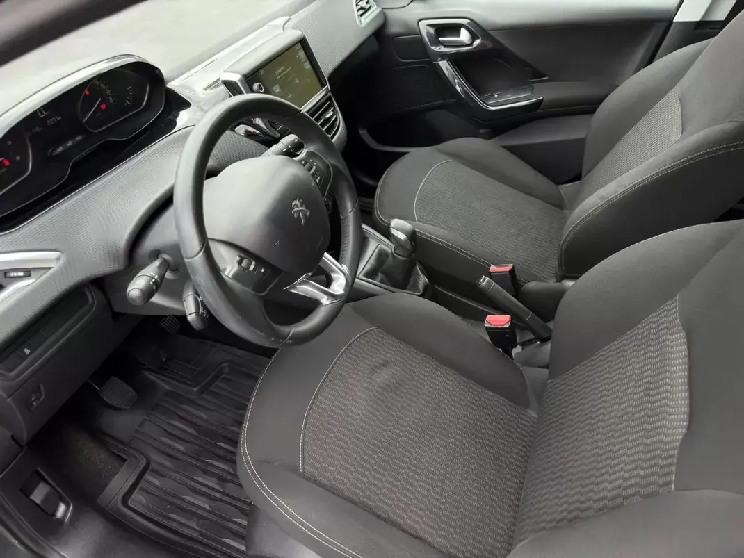 Peugeot 208 2017 - 10900 EUR, 72148 km - 72148km - foto 7 de 17