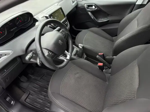 Peugeot 208 2017 - 10900 EUR, 72148 km - AUTO.MOTO.pt - 72148km - foto 7 de 17