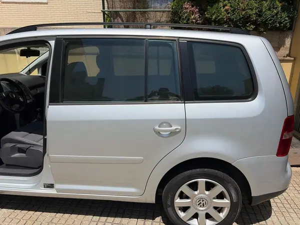 Volkswagen Touran 2004 - 4500 EUR, 320258 km - AUTO.MOTO.pt - 320258km - foto 3 de 9