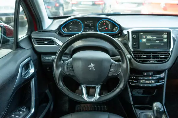 Peugeot 2008 2019 - 10900 EUR, 120000 km - AUTO.MOTO.pt - 120000km - foto 8 de 14