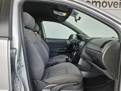 Volkswagen Polo 2008 - 3750 EUR, 220000 km - AUTO.MOTO.pt - 220000km - foto 7 de 10