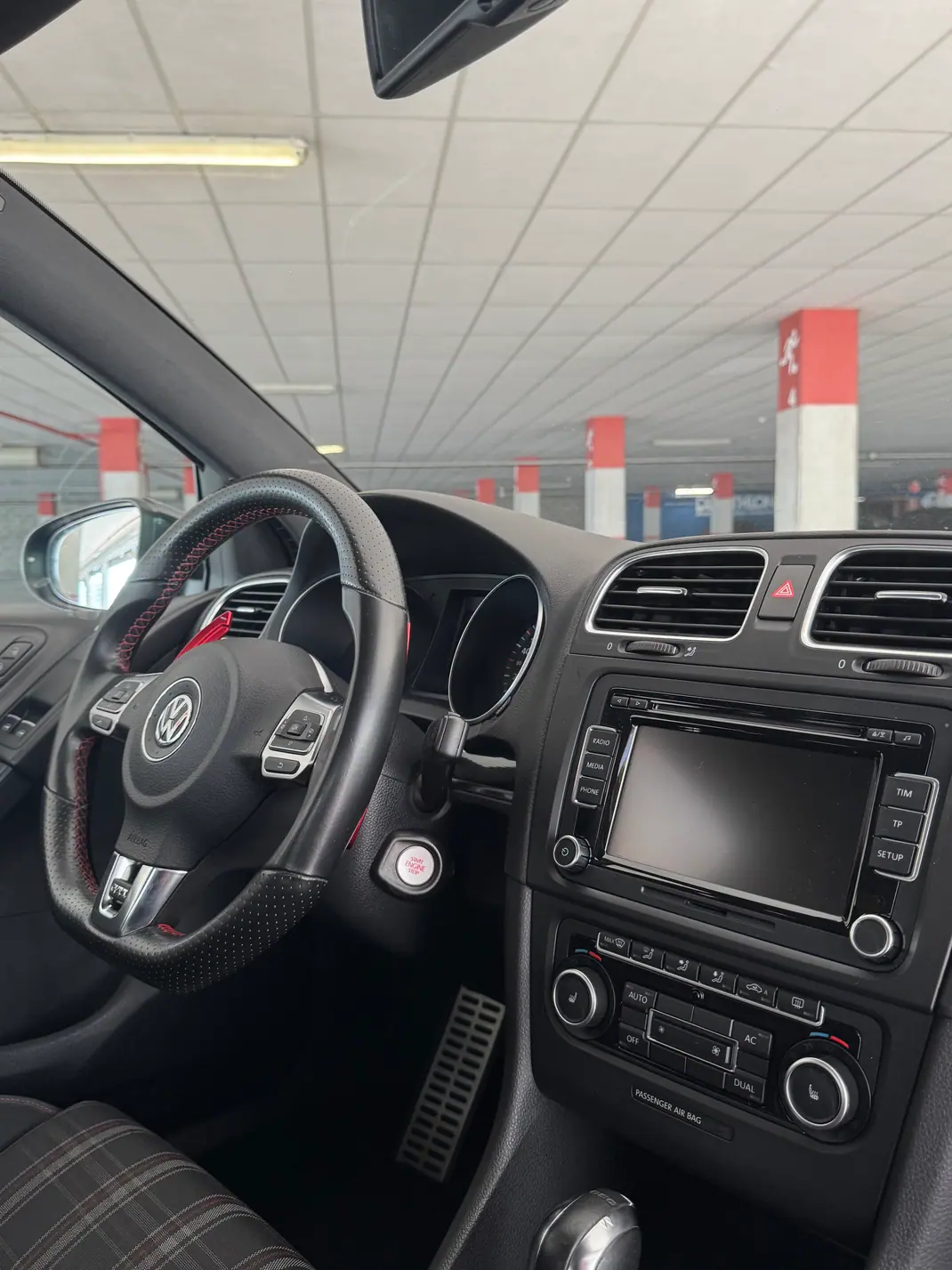 Volkswagen Golf 2011 - 11500 EUR, 204000 km - AUTO.MOTO.pt - 204000km - foto 8 de 9