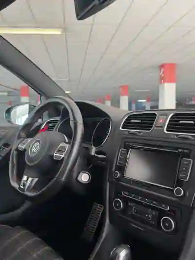 Volkswagen Golf 2011 - 11500 EUR, 204000 km - AUTO.MOTO.pt - 204000km - foto 8 de 9