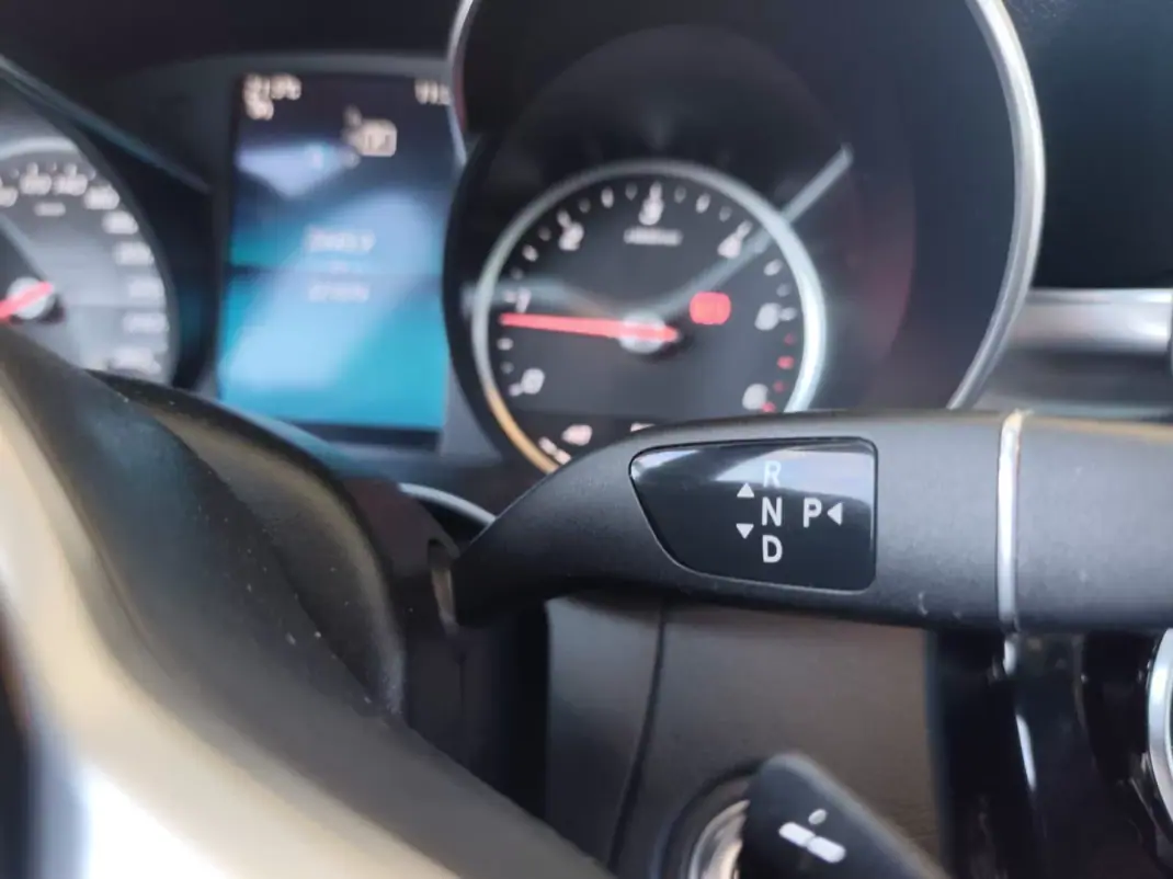 Mercedes-Benz C 180 2018 - 20990 EUR, 221000 km - AUTO.MOTO.pt - 221000km - foto 13 de 18