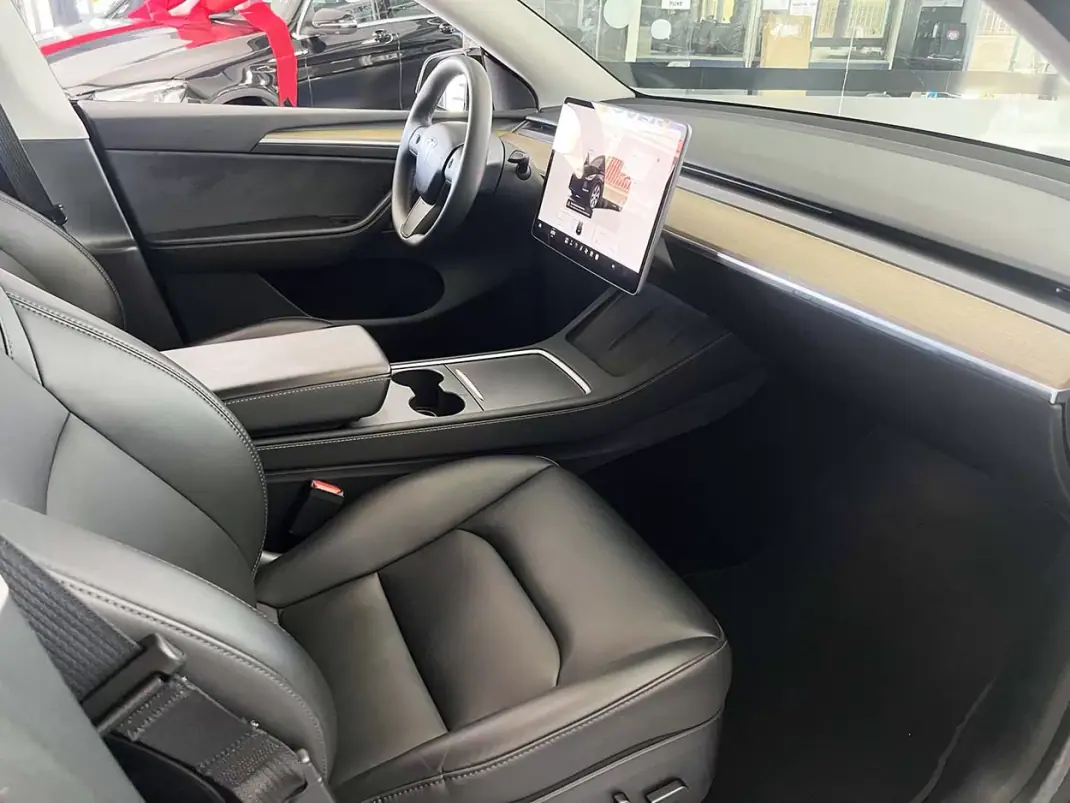Tesla Model Y 2023 - 34600 EUR, 64322 km - 64322km - foto 22 de 26