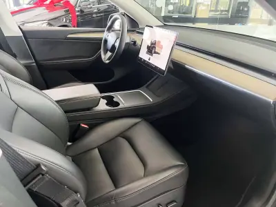 Tesla Model Y 2023 - 34600 EUR, 64322 km - 64322km - foto 22 de 26
