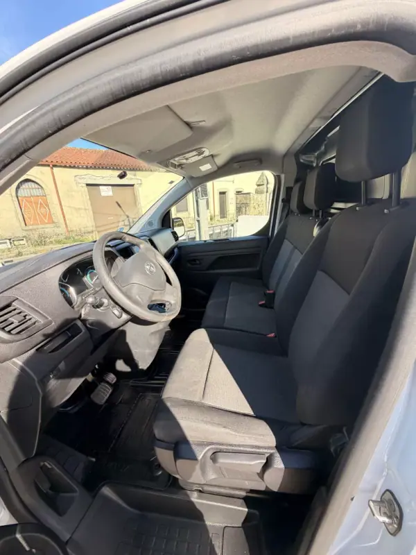 Toyota Proace Verso Electric 2024 - 19500 EUR, 33000 km - AUTO.MOTO.pt - 33000km - foto 8 de 9