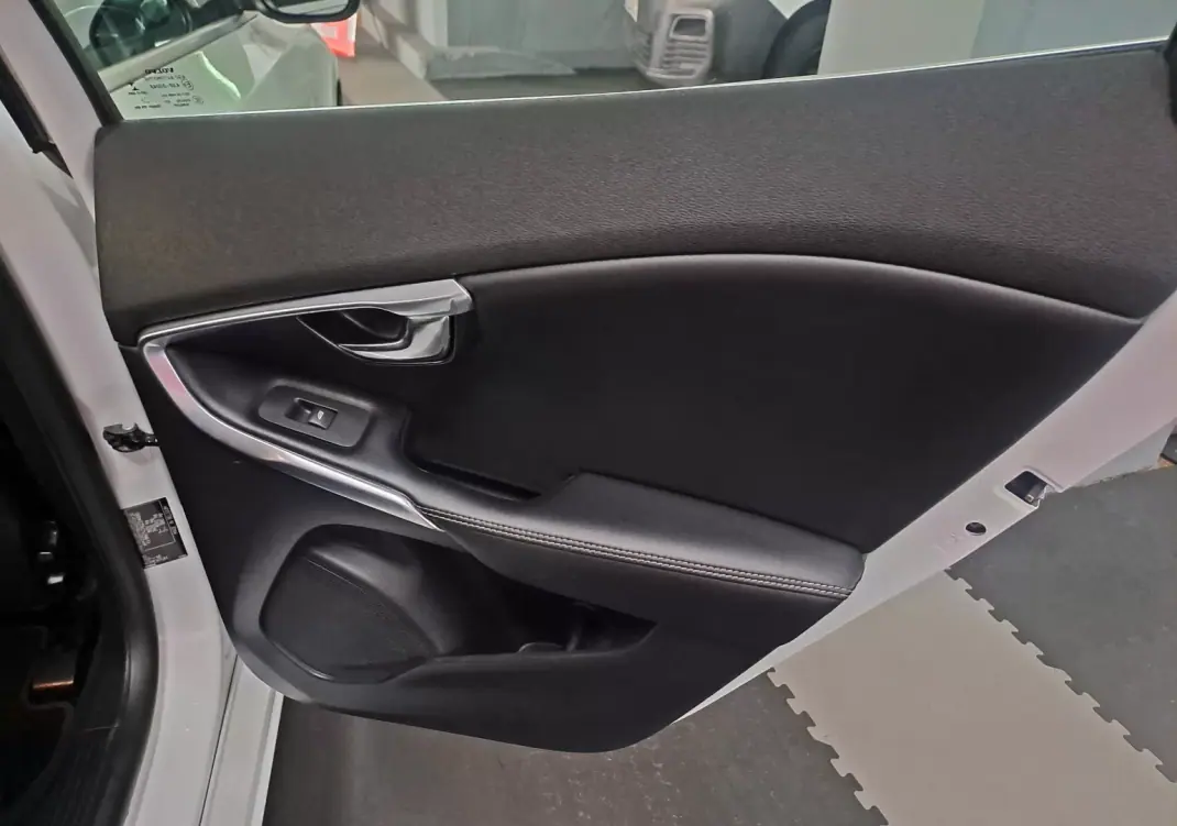 Volvo V40 2015 - 12990 EUR, 179950 km - AUTO.MOTO.pt - 179950km - foto 24 de 29