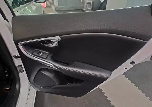 Volvo V40 2015 - 12990 EUR, 179950 km - AUTO.MOTO.pt - 179950km - foto 24 de 29