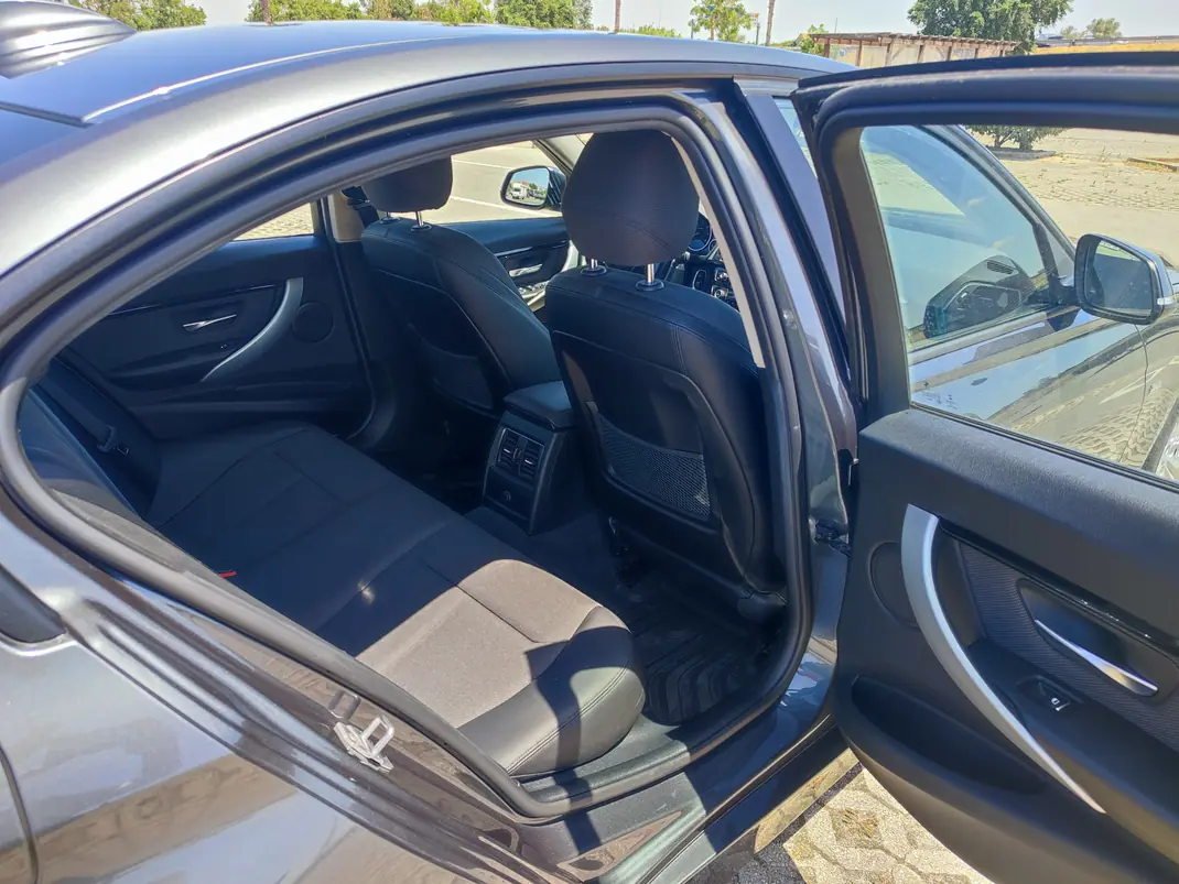 BMW 318 2016 - 16900 EUR, 140000 km - AUTO.MOTO.pt - 140000km - foto 8 de 12